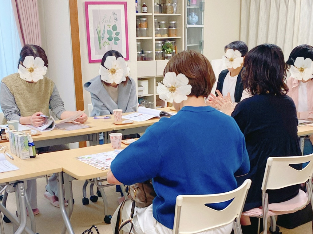 SMCアロマハンドケアレッスンの様子