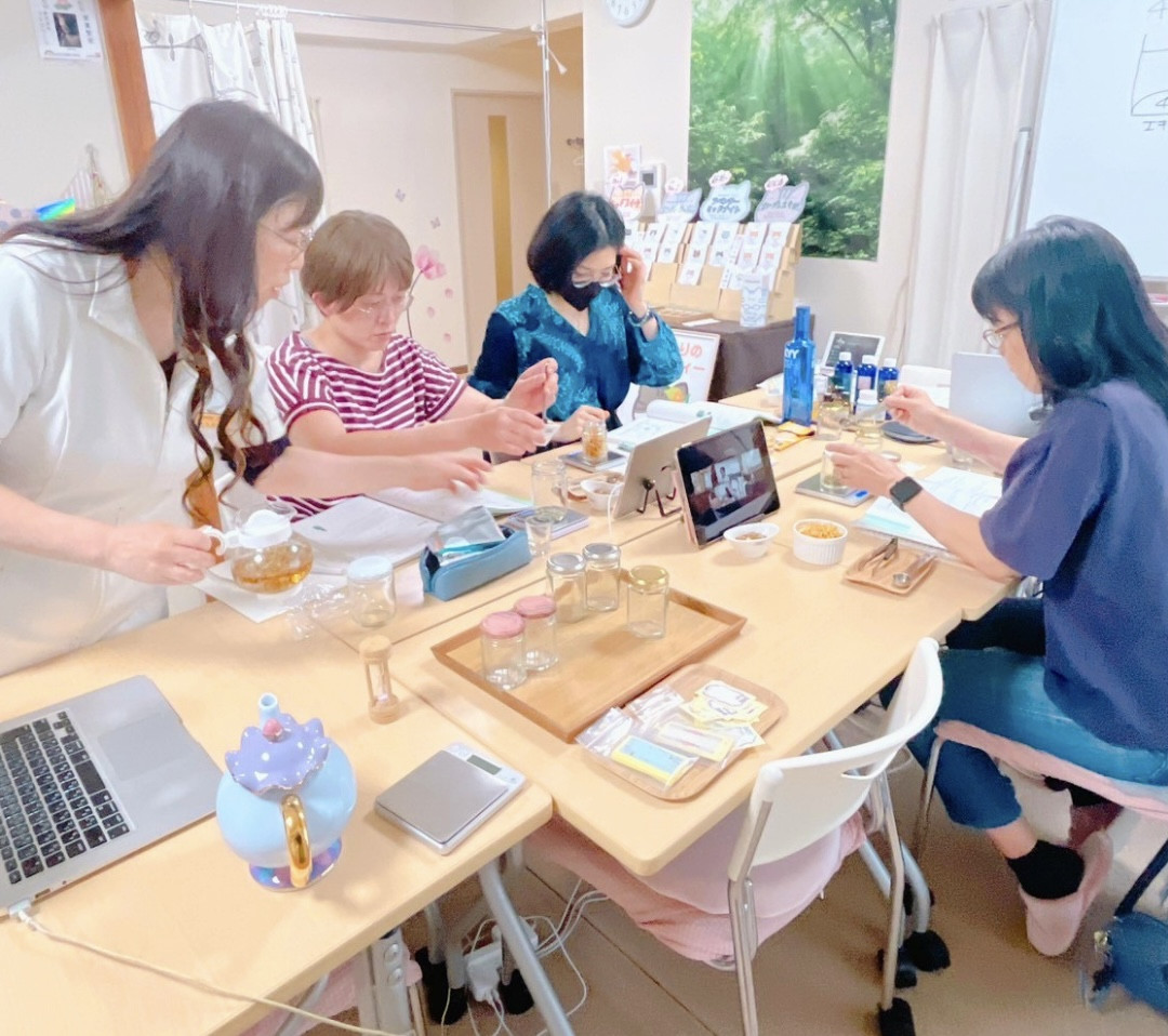 チンキとインフューズドオイル作りの実習