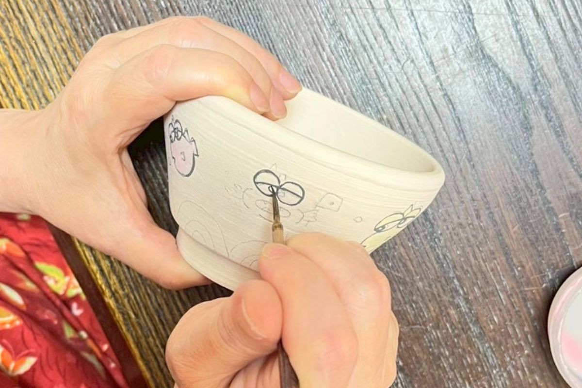 うみねこ工房での絵付け作業1