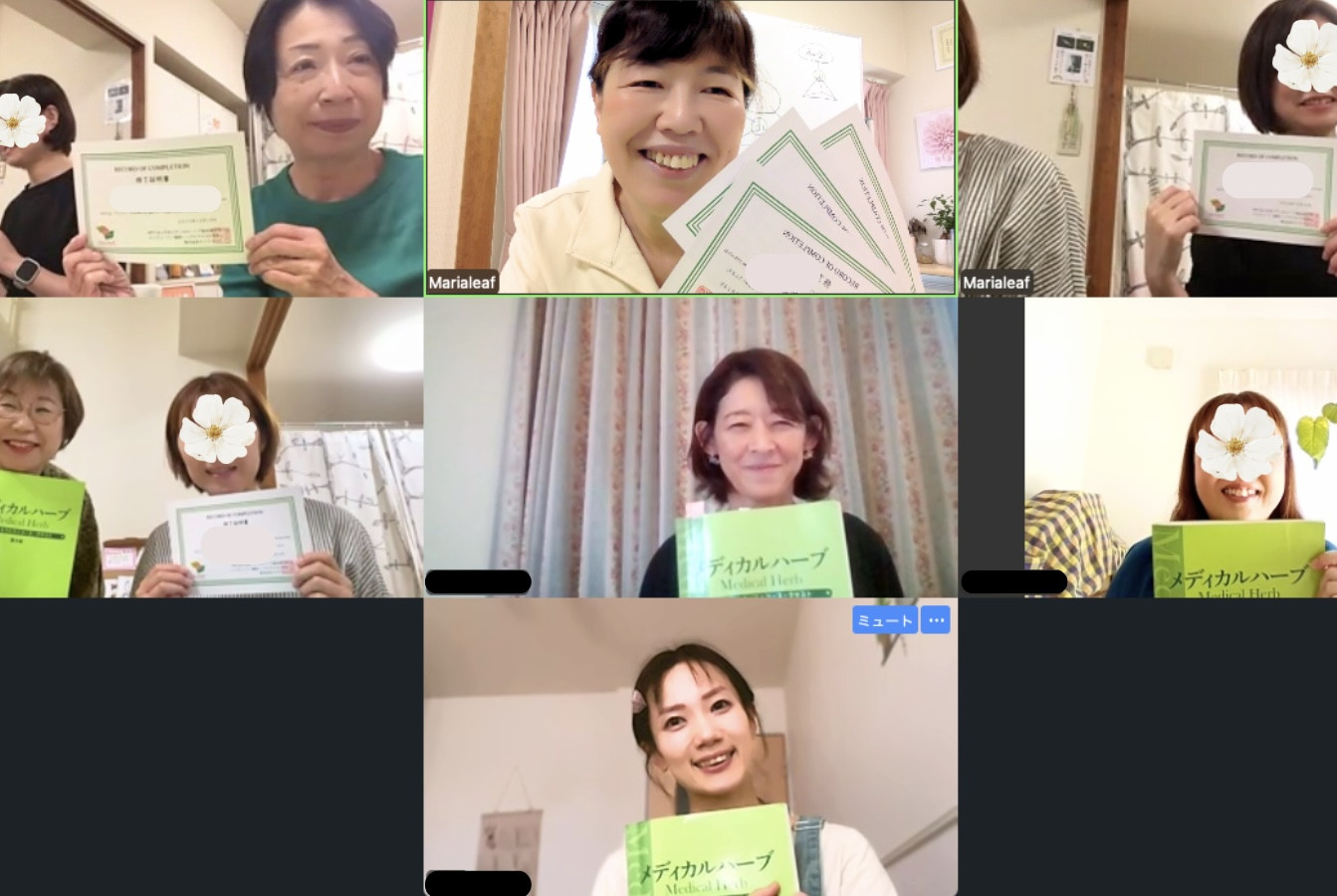ハーバルセラピストコースの受講生と講師の集合写真