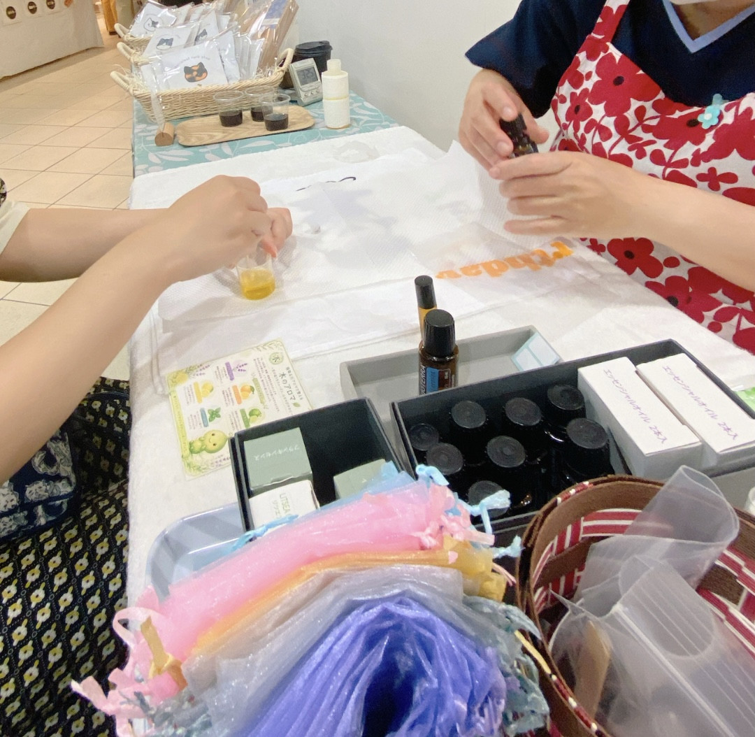 可愛らしく陳列されたハーブティーや商品