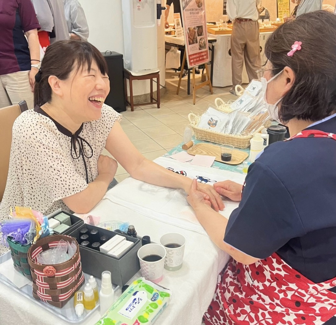 生徒さまによるハンドケアを体験している様子