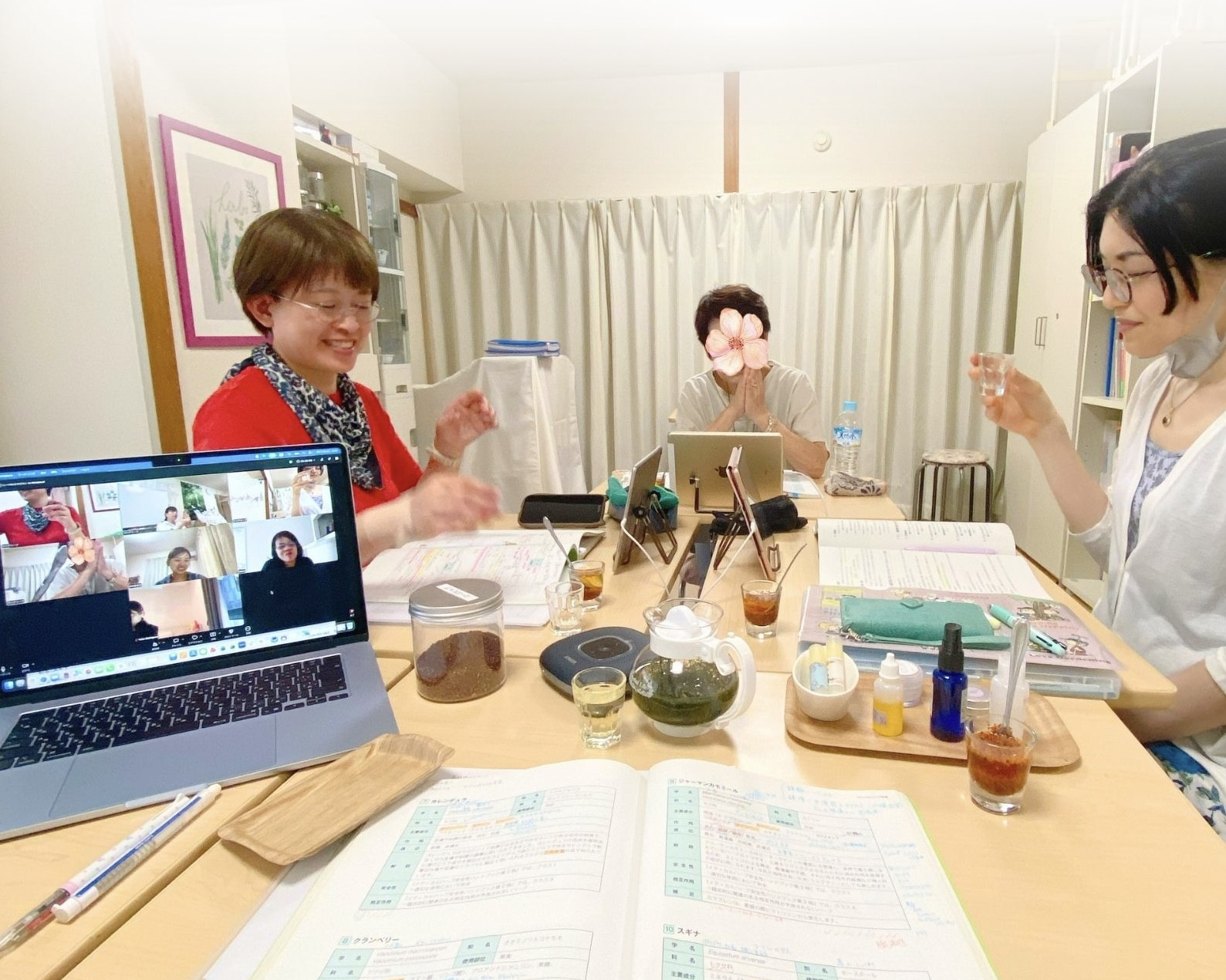 対面とオンラインで一緒に学ぶハーバルセラピストクラス