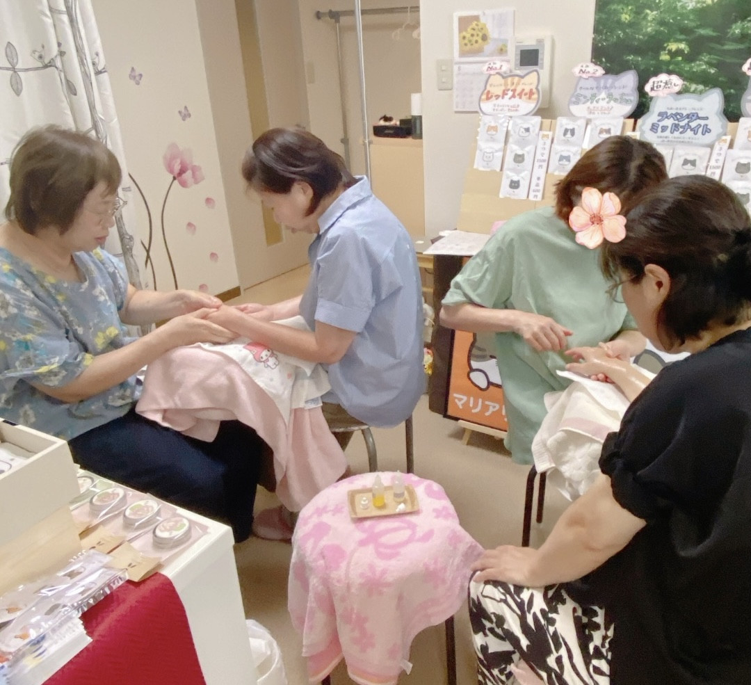 椅子に座った状態で行うハンドケア練習