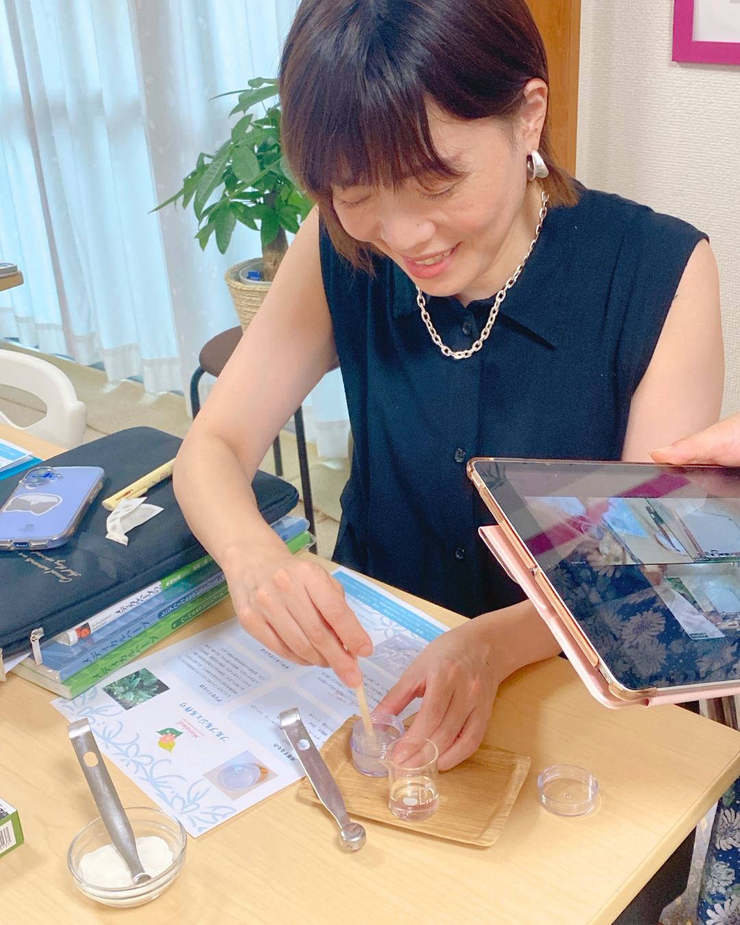 ひんやりぷるぷるジェルを作る様子