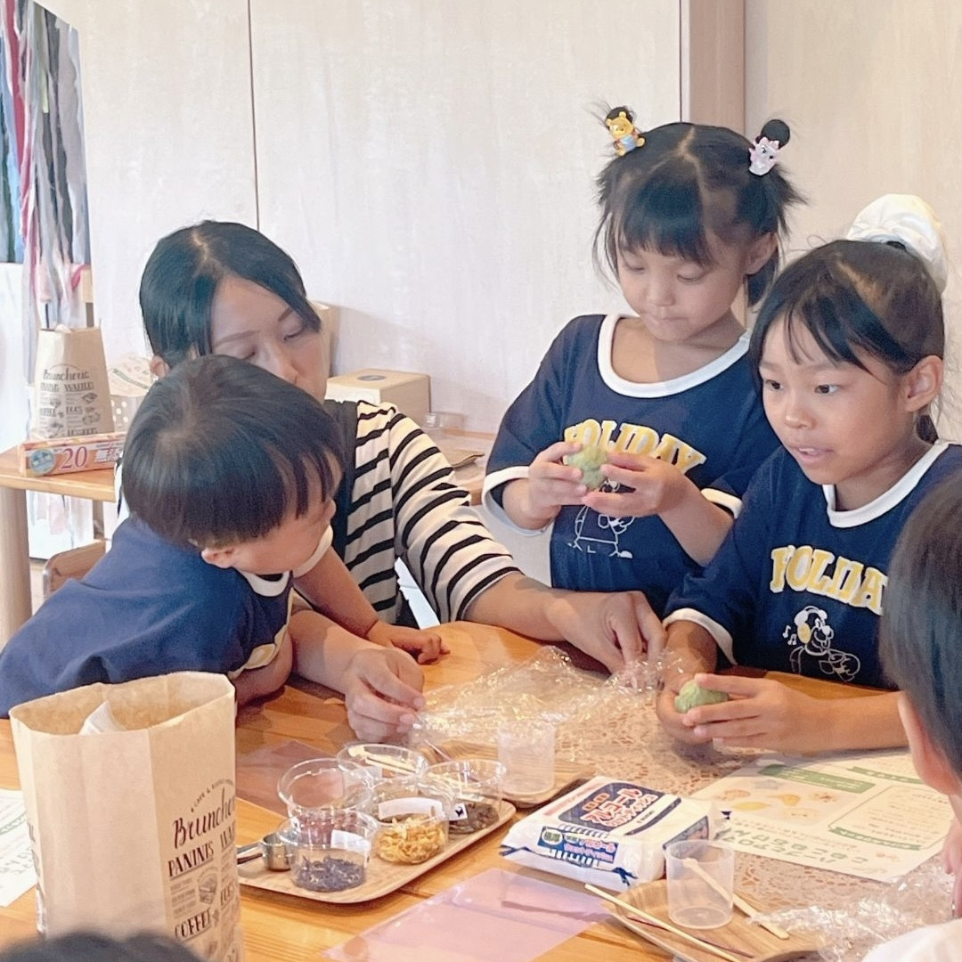 サマーマルシェで親子がこねこね石鹸作りを楽しむ様子