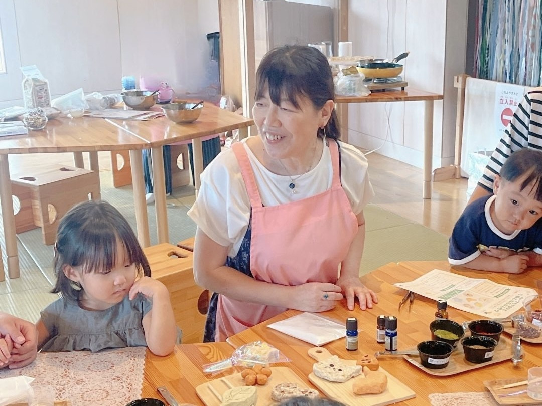 こねこね石鹸作りに参加した子どもたちと講師