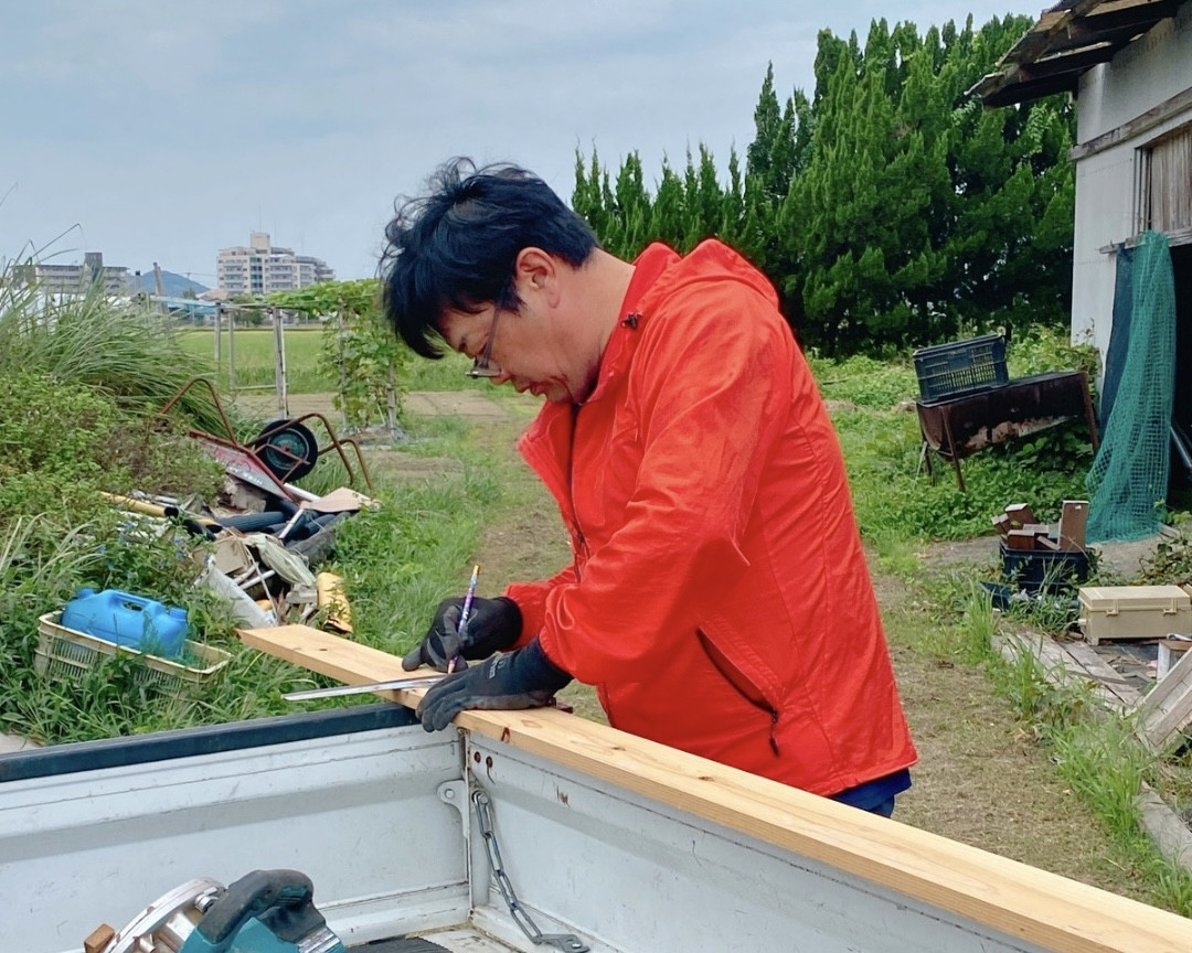 コンポストの蓋を手作りする小島祐作さん
