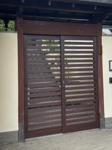 門扉　朽ちた下桟交換