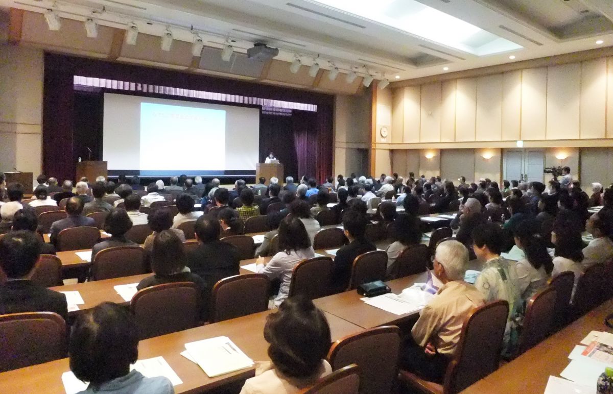 昨年５月３日、長谷川三千子先生をお招きして開催した憲法改正の鹿児島県民の集い（参加者の半数は女性）