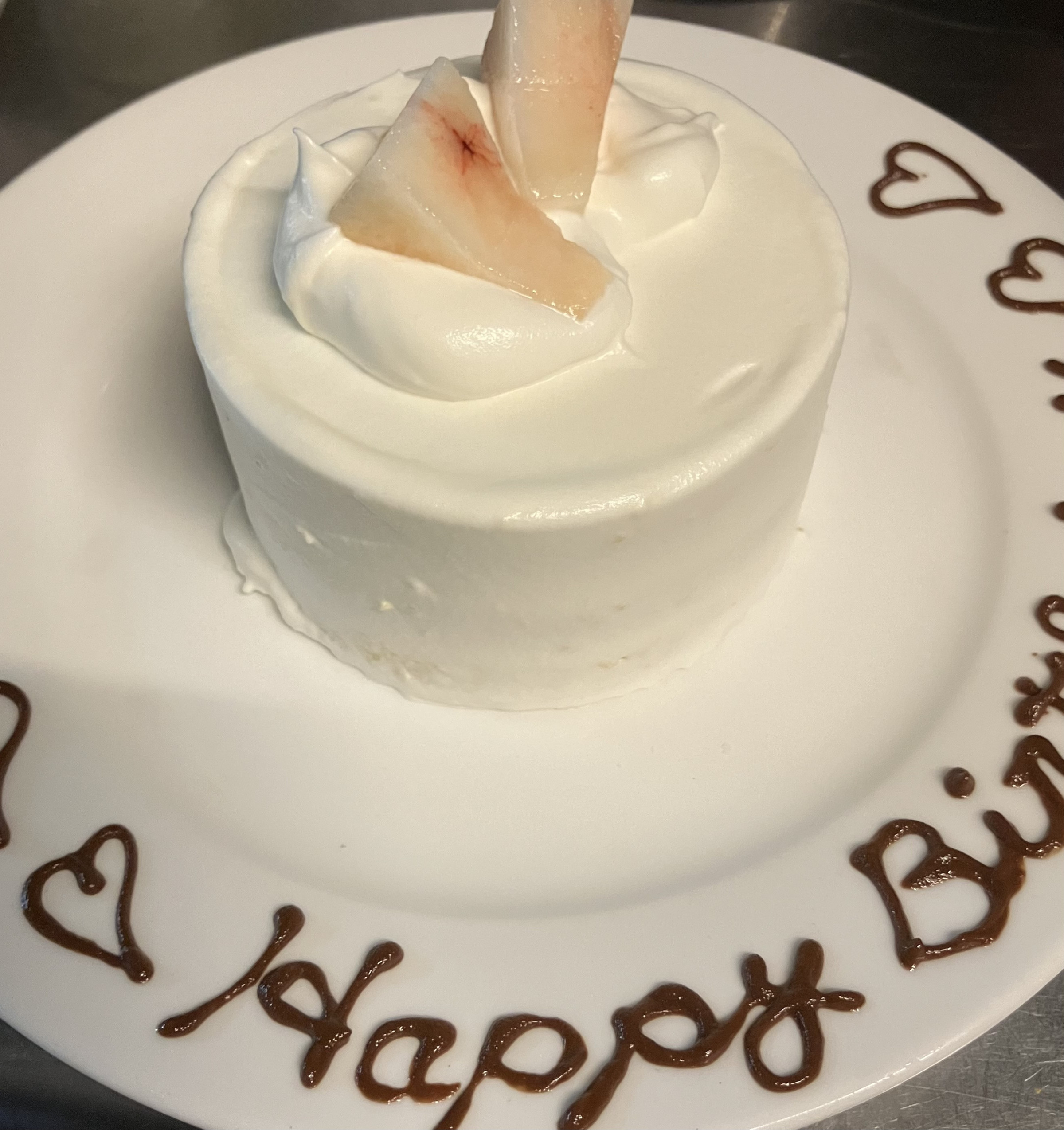 コース料理のデザートをホールケーキで準備もできます