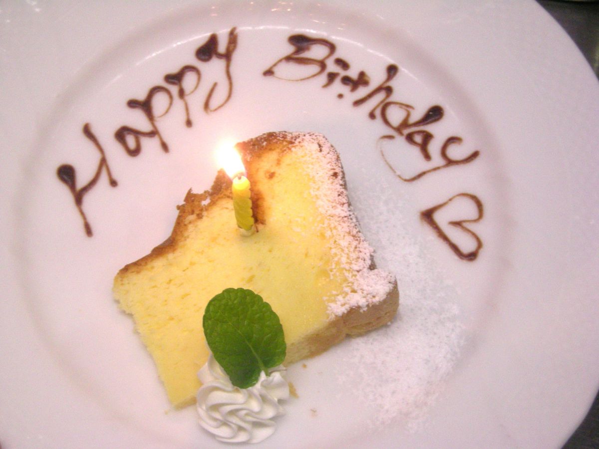 誕生日記念日は当店に、ケーキのご用意できます。