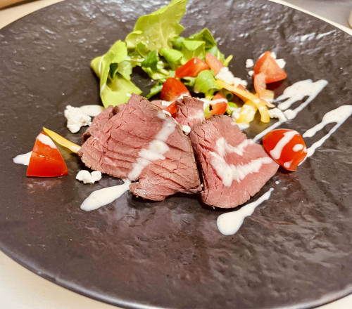 熊本産牛モモ肉ローストビーフとルッコラのサラダ仕立て