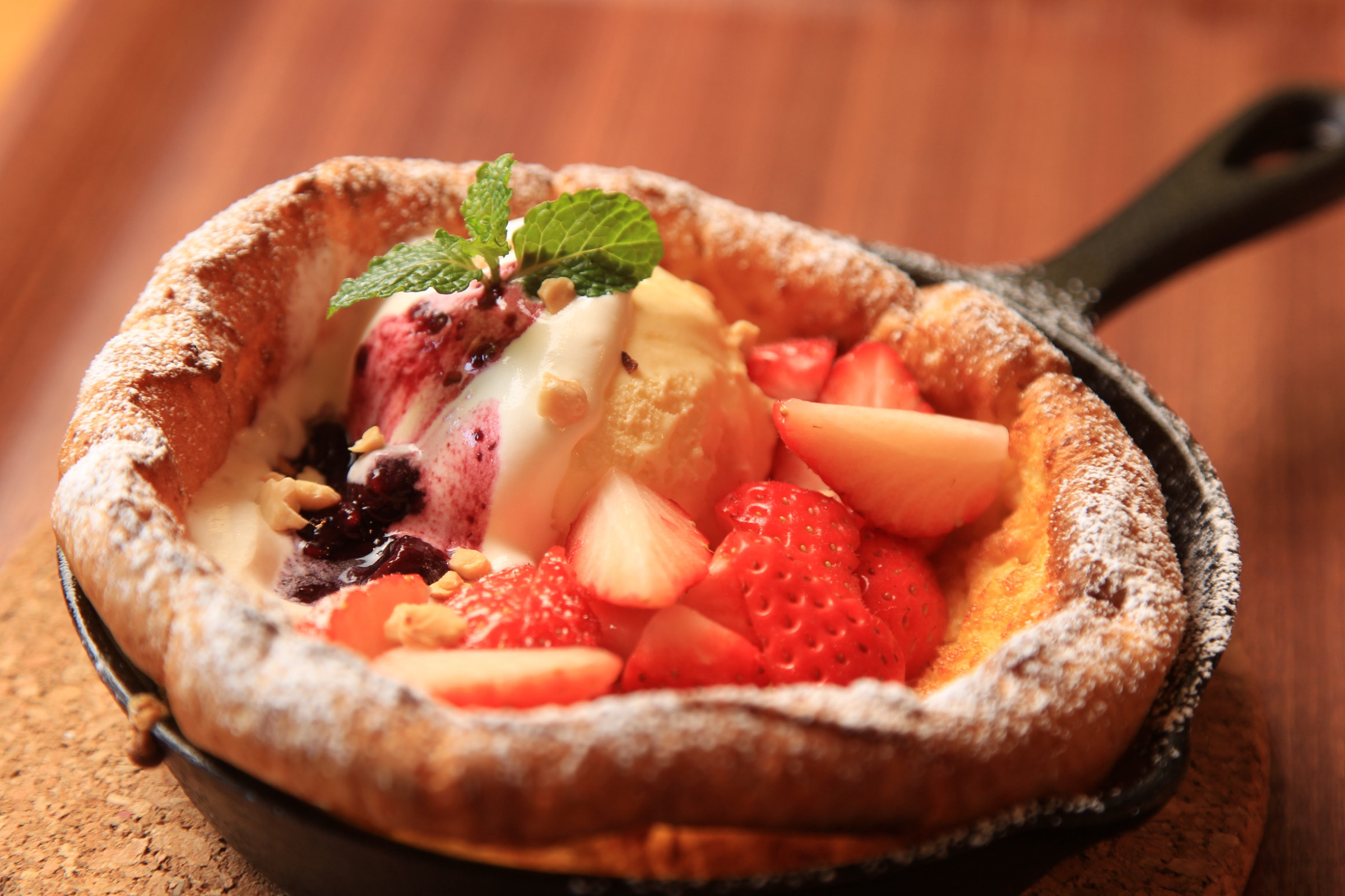 季節限定「ダッチベイビーパンケーキ ベリーストロベリー」