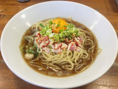 地鶏もも肉の炙りユッケ冷麺