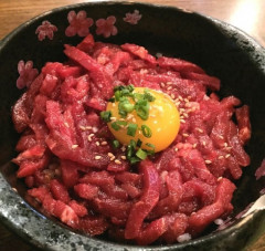 ★特選牛300gと比内地鶏卵のユッケ丼