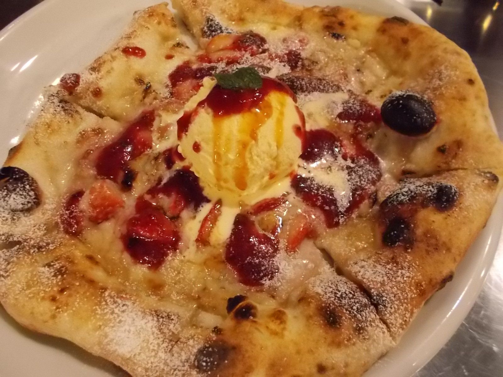 新春限定！苺のピザ始まりました！