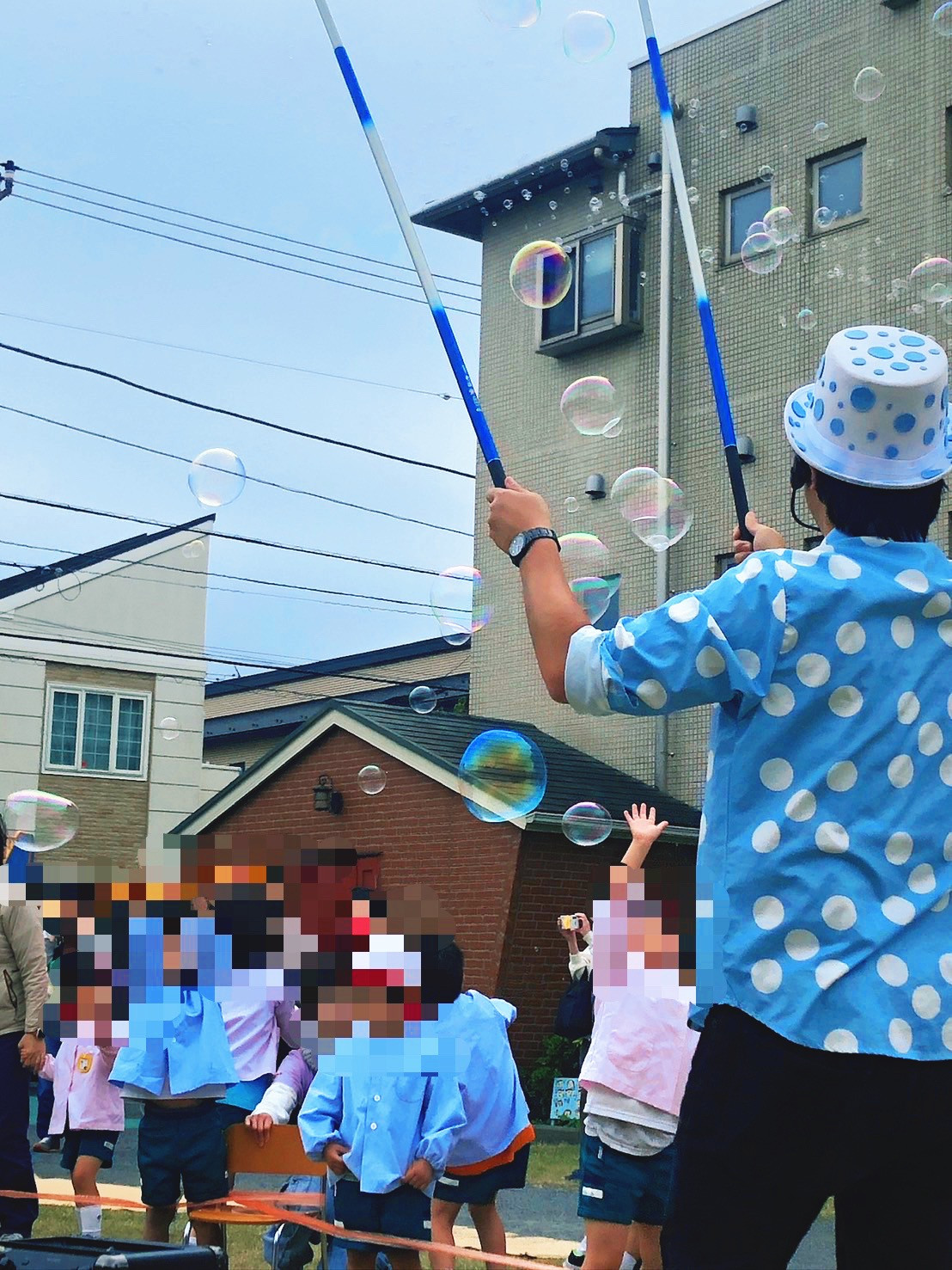【東京】（渡）都内某幼稚園でシャボン玉ショー〈写真〉