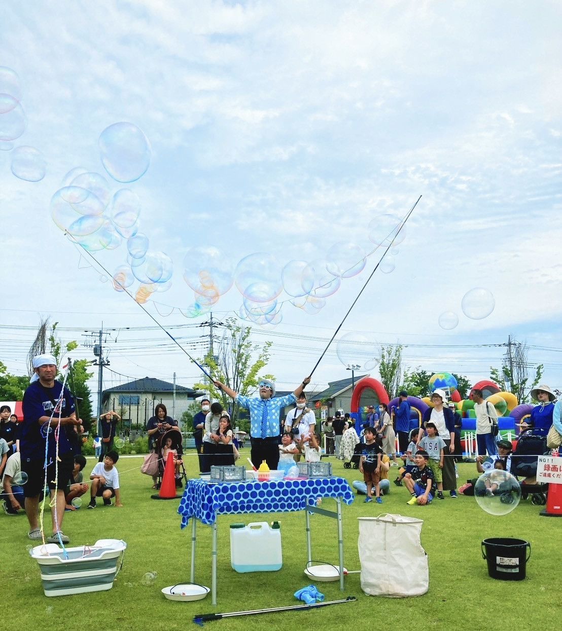 【群馬】太田市民会館前広場にて屋外シャボン玉ショー〈写真〉