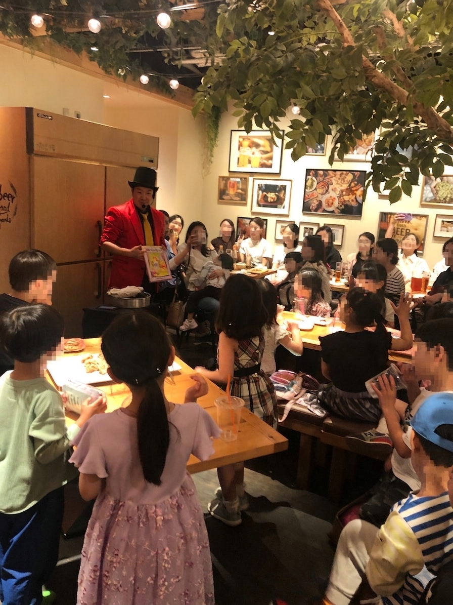 【東京】新宿区某ホテルにて新入生門出をお祝いするパーティーにてお笑いマジックショー〈写真〉