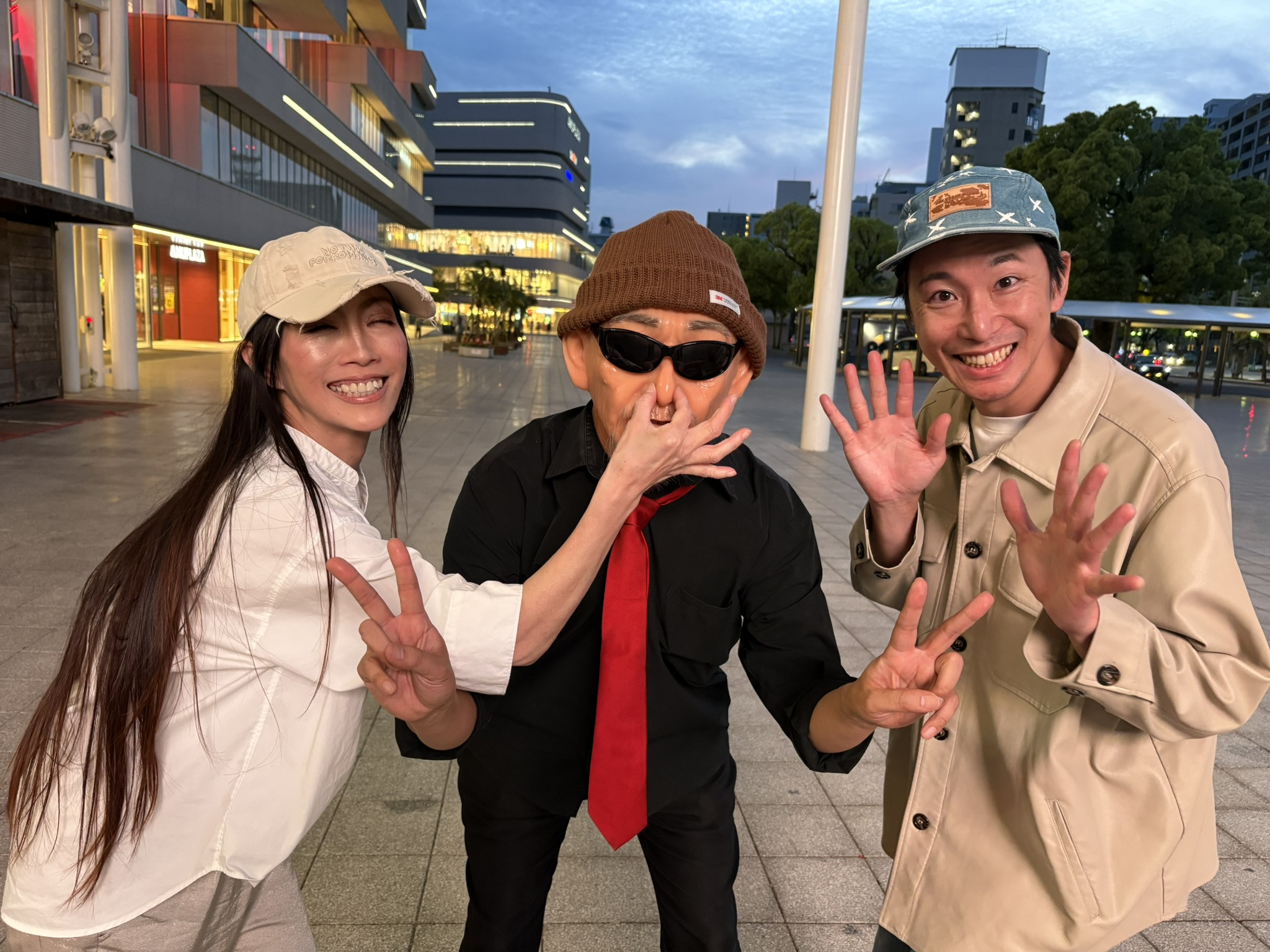 【宮崎】宮崎駅前ストリートパフォーマンス@アミュひろばにてお笑いマジックショー〈写真〉