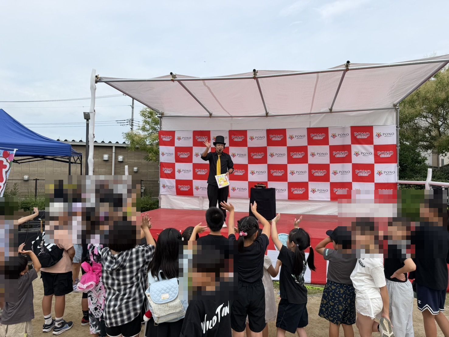 【東京】足立区六木二丁目町会七夕こども祭りにてお笑いマジックショー〈写真〉