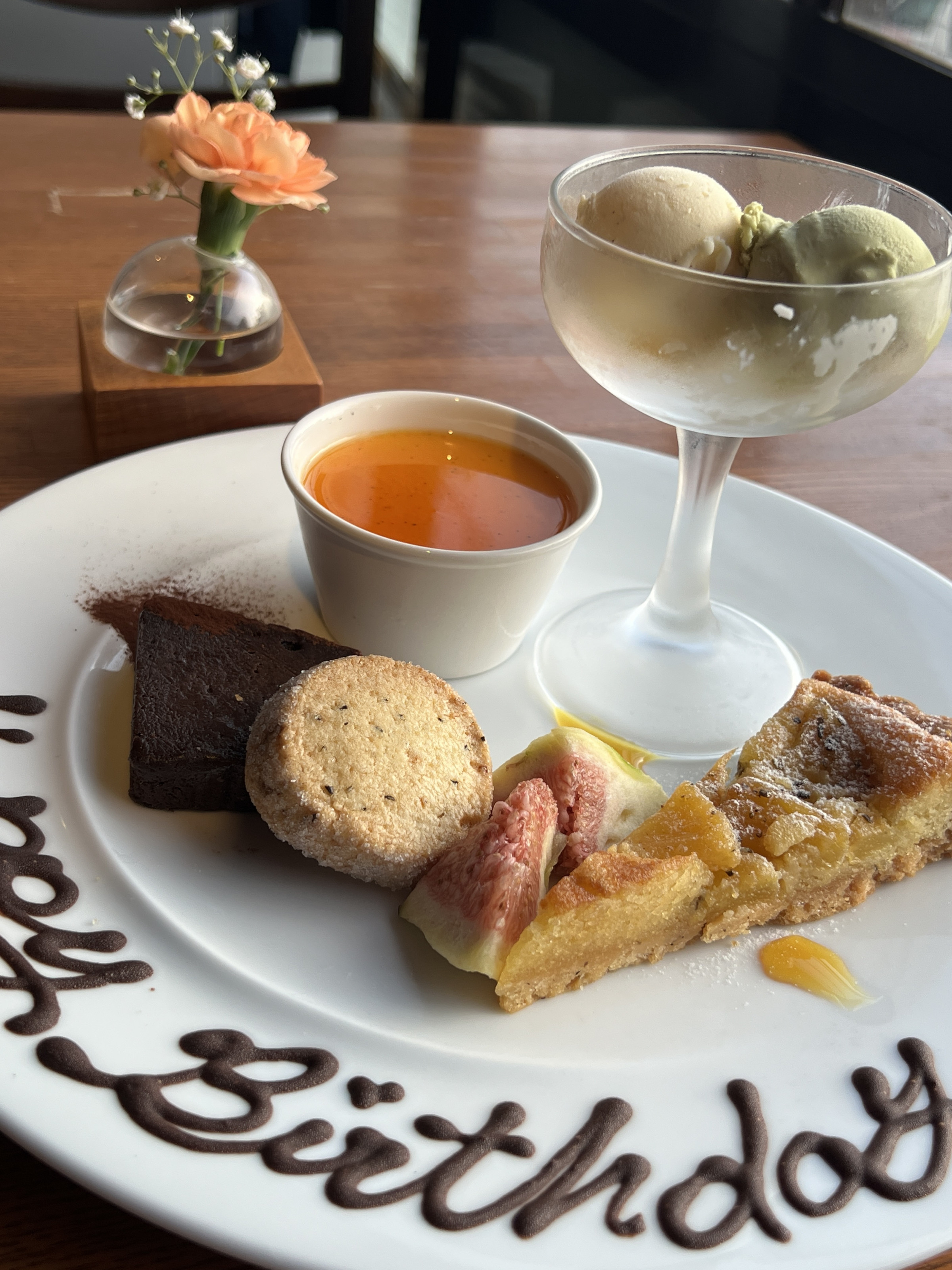 お誕生日や記念日にはメッセージプレートをご用意させていただきます。ご予約時にお申し付けください。