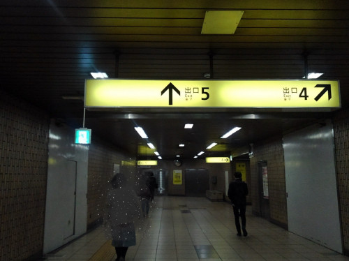 【2】地下鉄・ホーム階段.JPEG