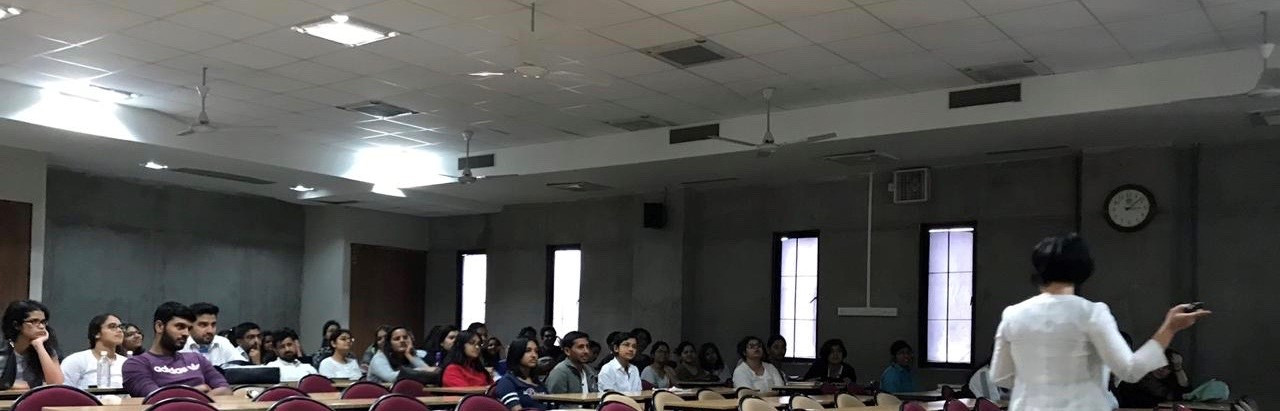 インドグジャラート州グジャラート国立大学院での講義