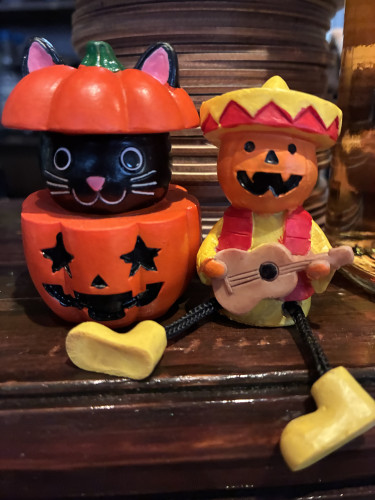 ハロウィン気分を盛り上げます！社内を飾り付けました