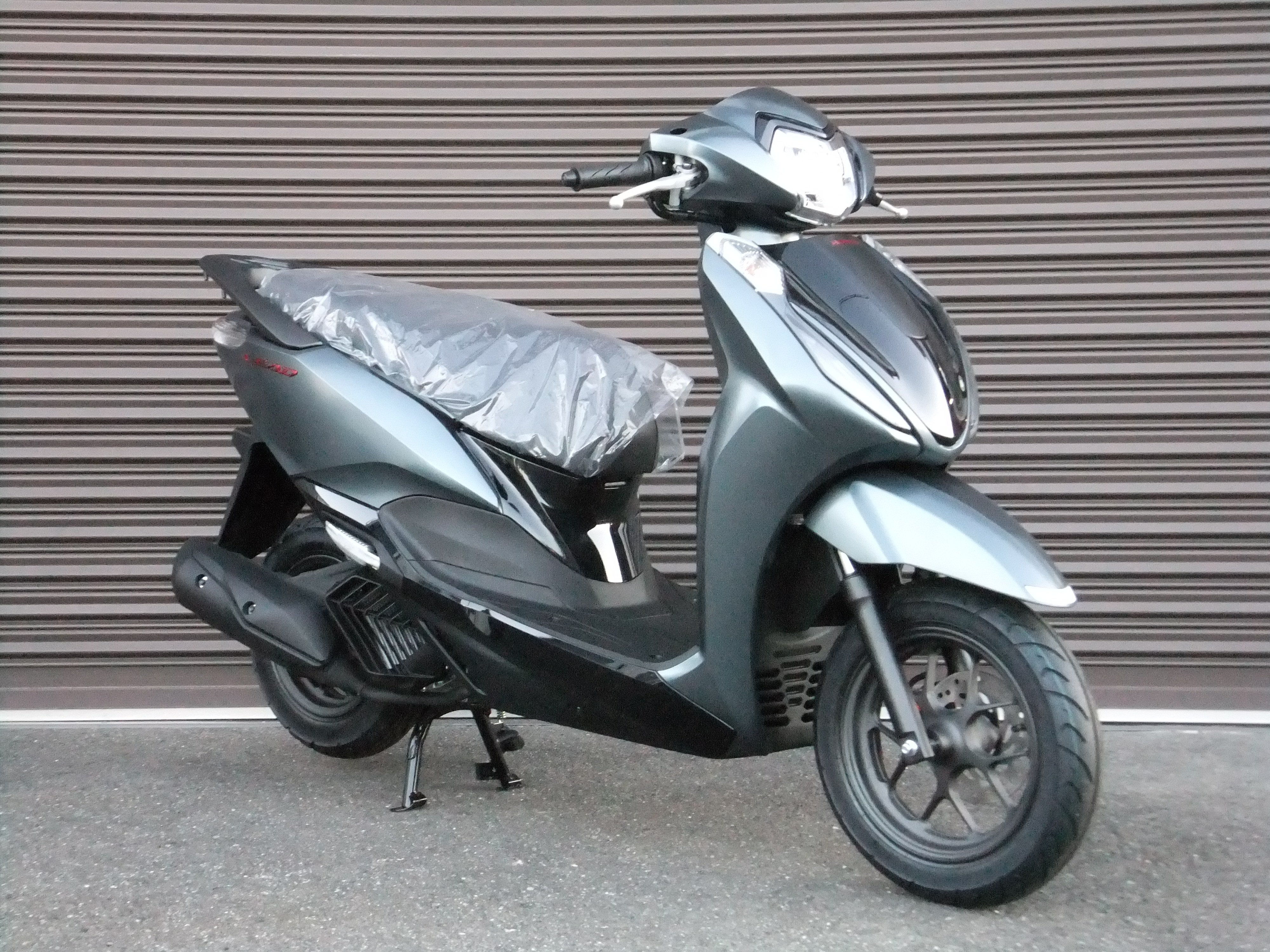 マットディムグレーメタリックのリード125入荷!お気軽にお問い合わせ下さい。