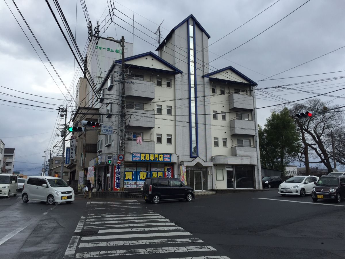 柳井町商店街の土手側入口すぐ近く マンション1Fです