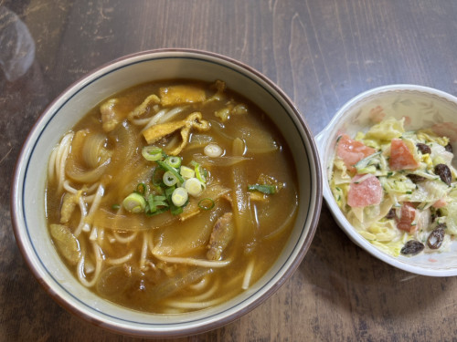 カレーうどんとサラダ.jpg