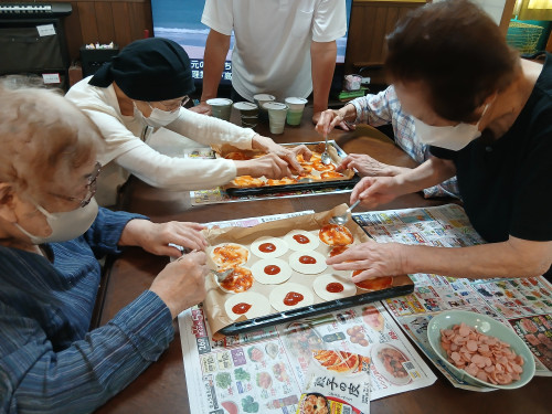 ピザ盛り付け　全員.jpg