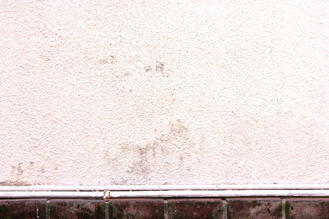外壁塗装の劣化が目立つ