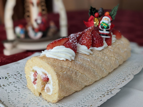 PXL_20201209_053417879.PORTRAITクリスマスフルーツのロールケーキ.jpg