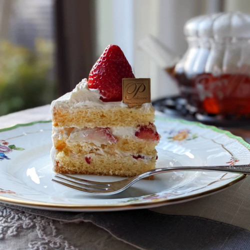苺のショートケーキ カット.jpg