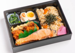 鮭塩焼&唐揚の炊き込みご飯弁当