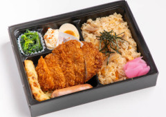 ロースカツ・ウインナーの炊き込みご飯弁当