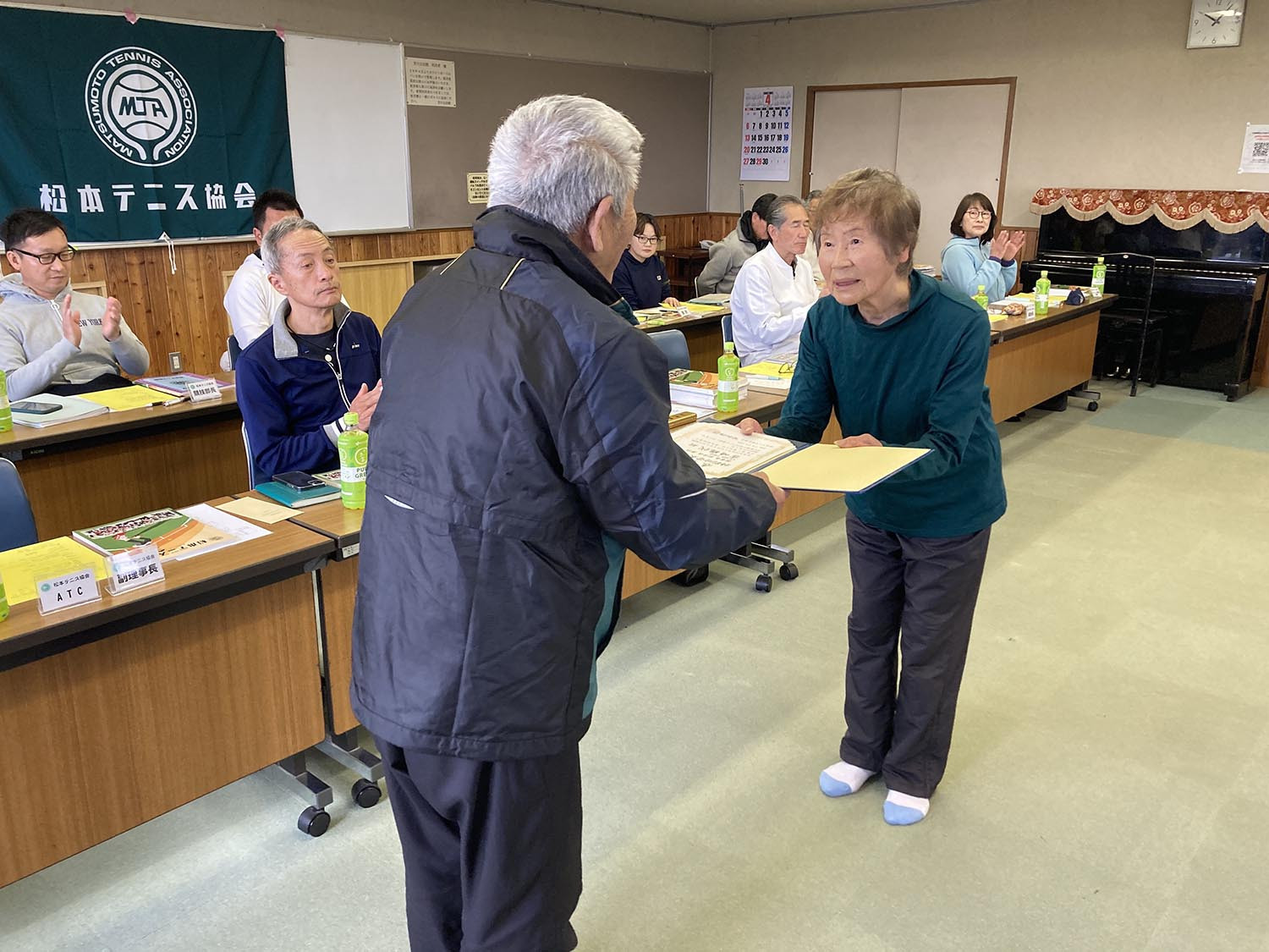 2025理事会吉崎元理事長元副会長の特別功労表彰（奥原さんが代わりに）