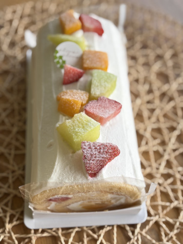 フレッシュロールケーキ　販売中です！！