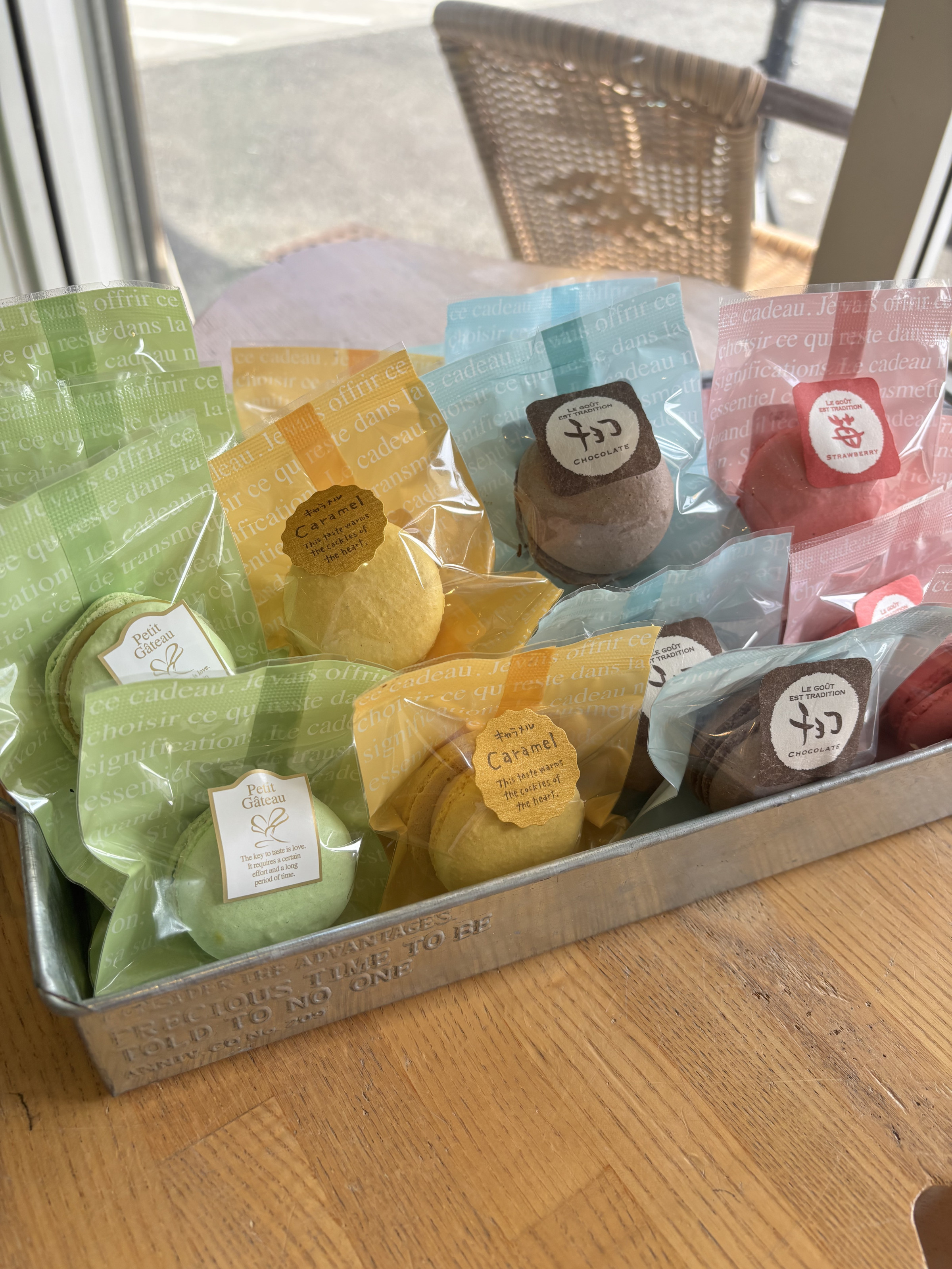 マカロン４種類（チョコ・苺・ピスタチオ・キャラメル）