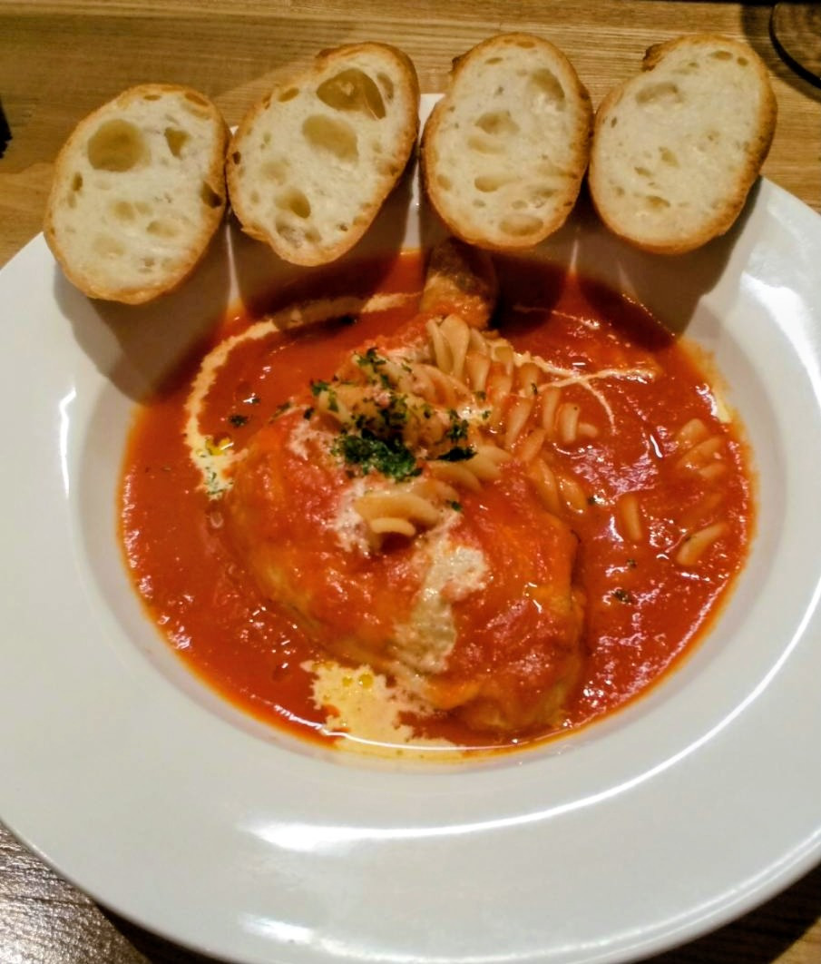骨付き鶏もも肉のトマト煮 パン付き