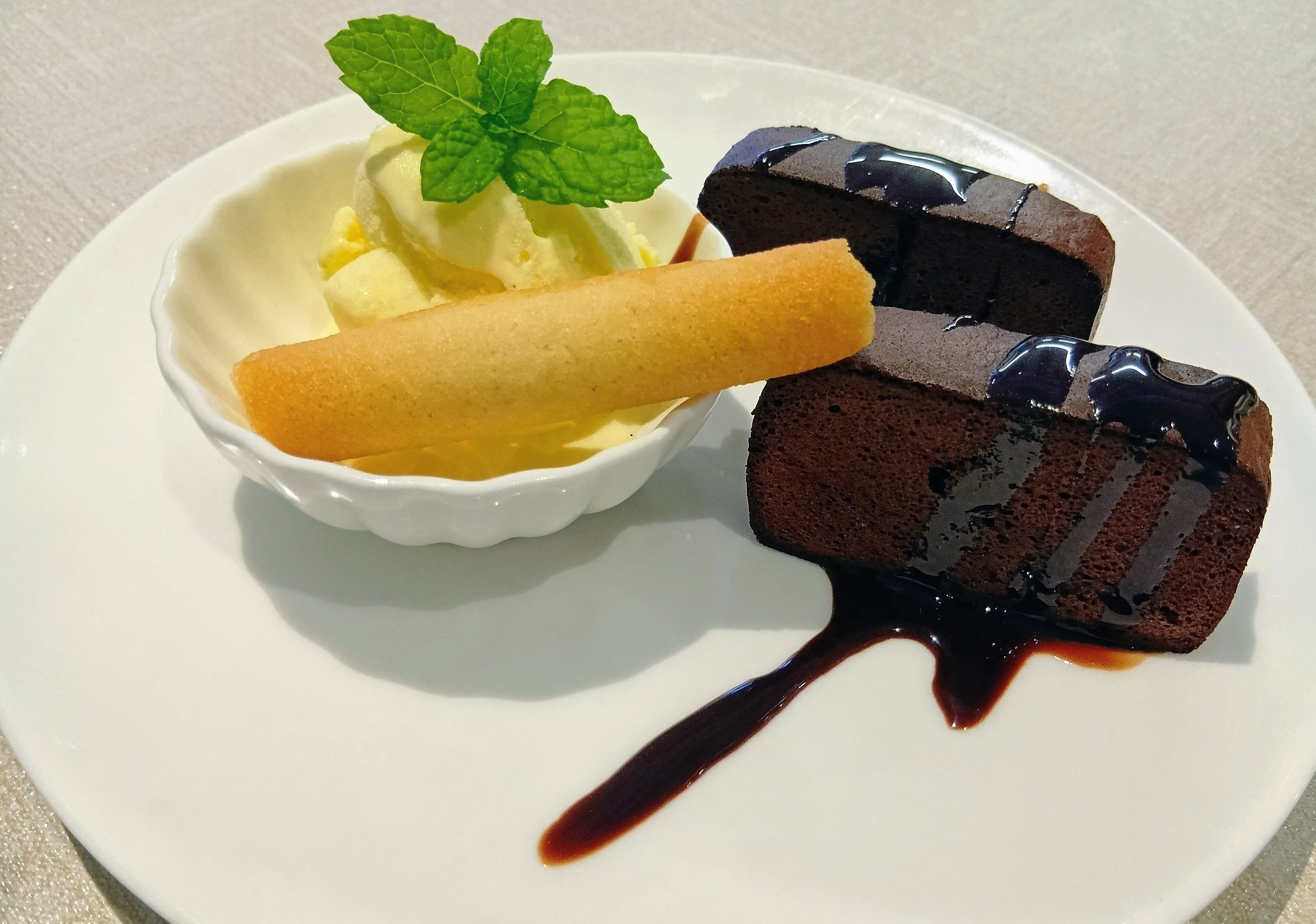 【ランチデザート】スフレ風チョコレーとアイスクリーム