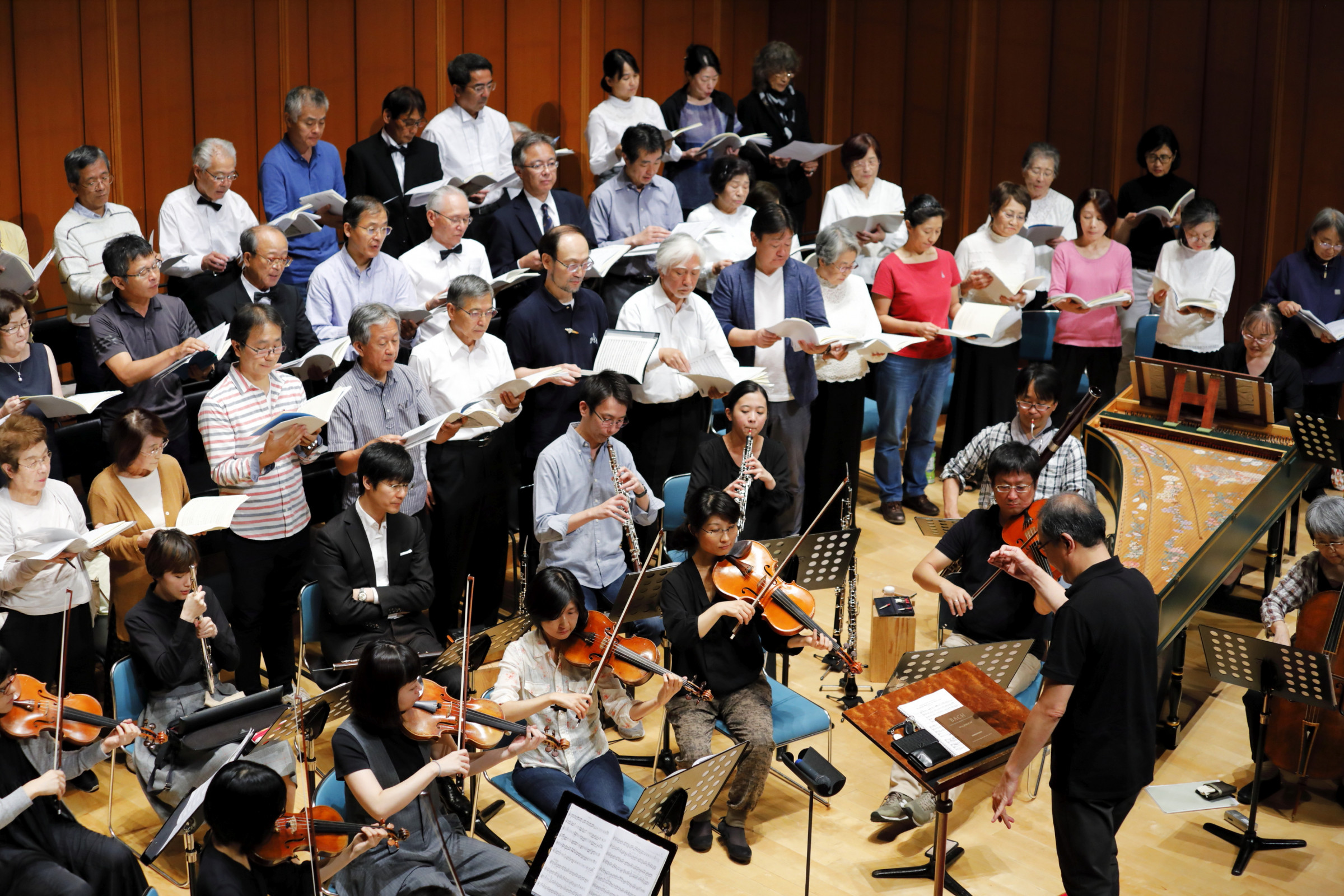 指揮者・ソリスト・合唱団と管弦楽団が一体となって活動しています。