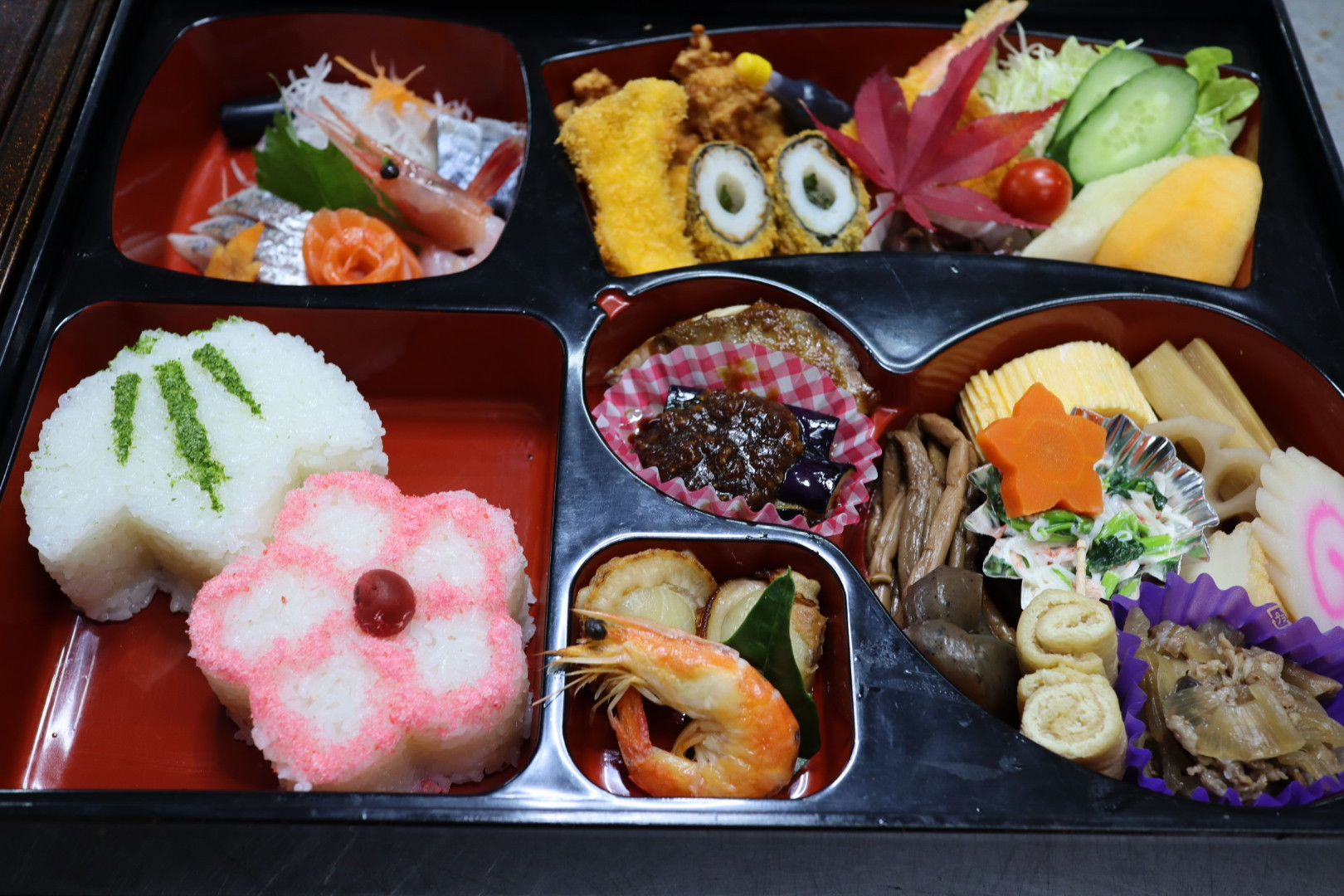 豪華でカラフルな弁当