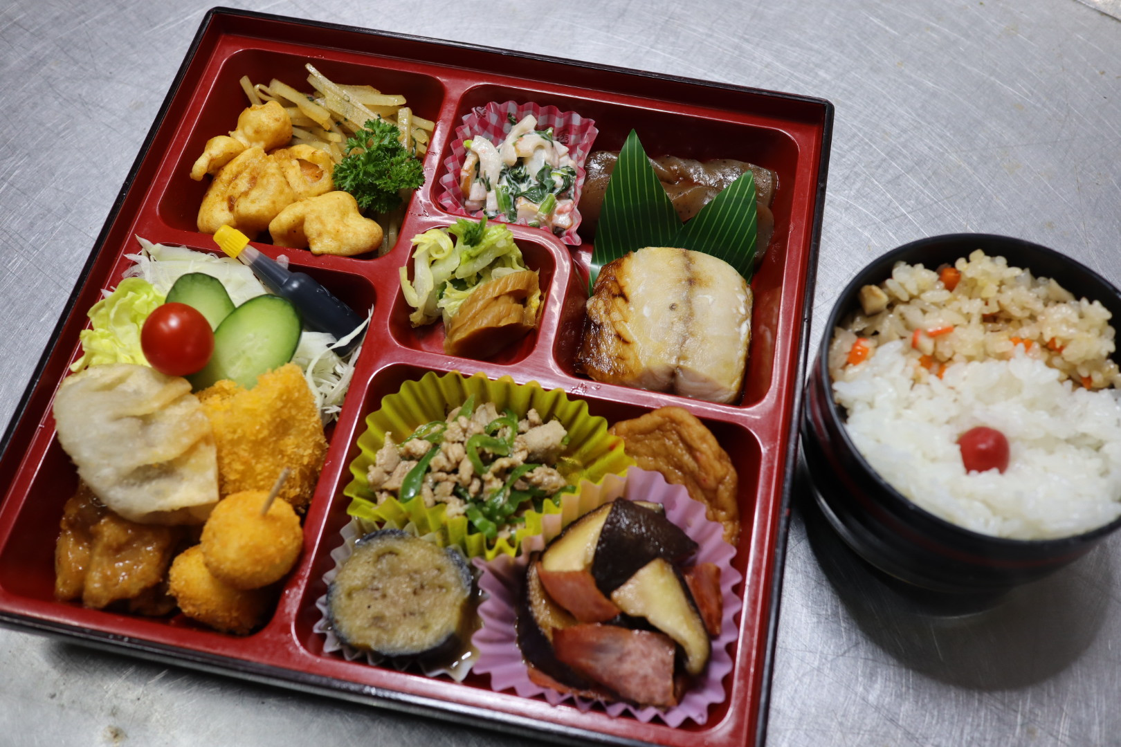 御飯とオカズのセット写真