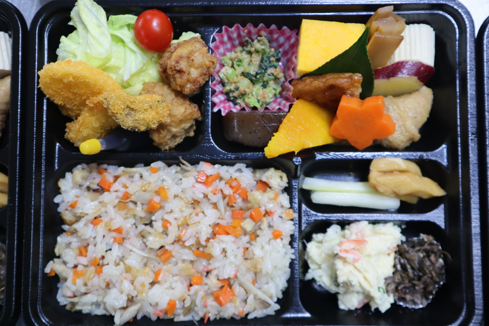 自家製の漬物入り味めし弁当