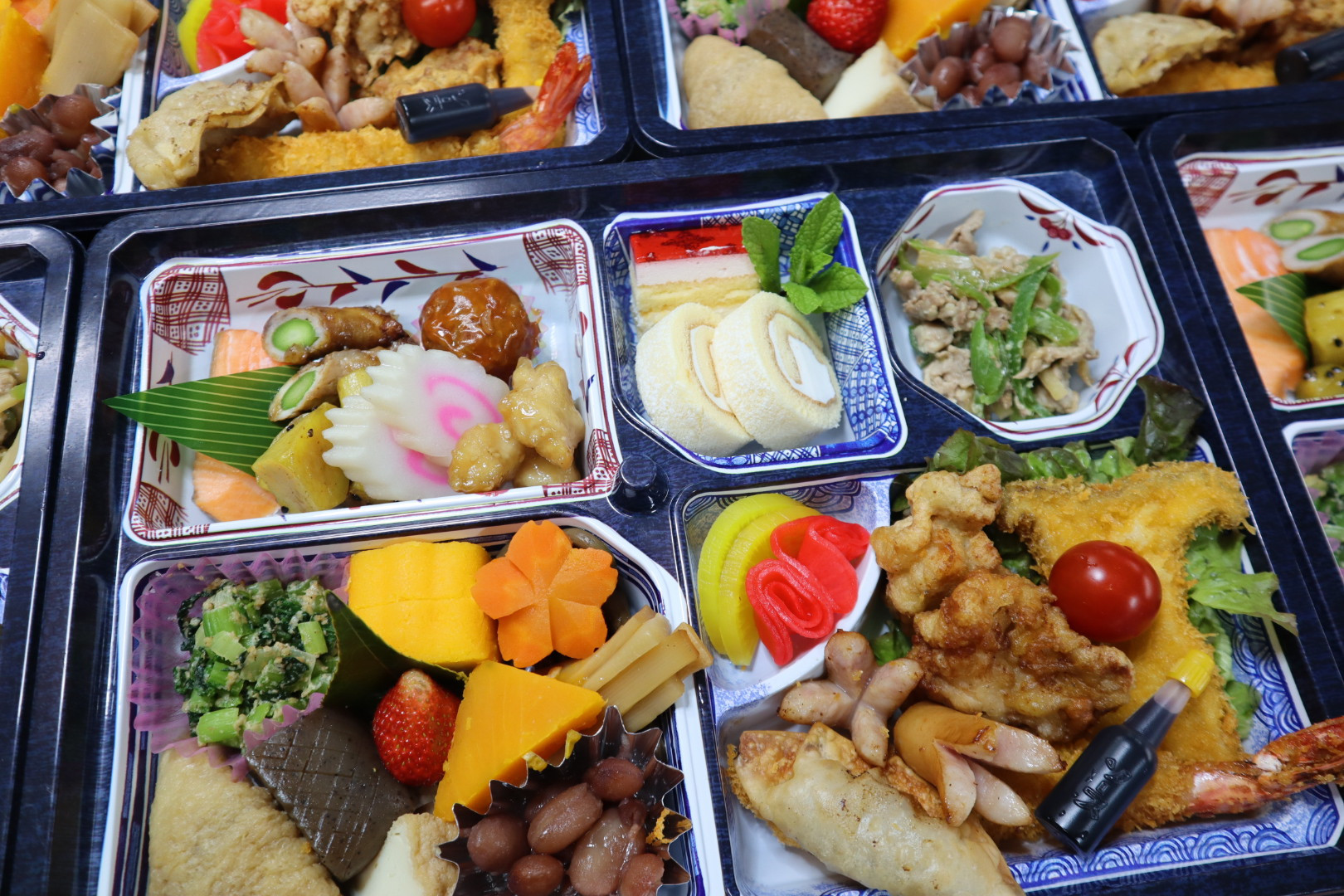 豪華！揚げ物多め、ケーキ入りお子様用パック料理