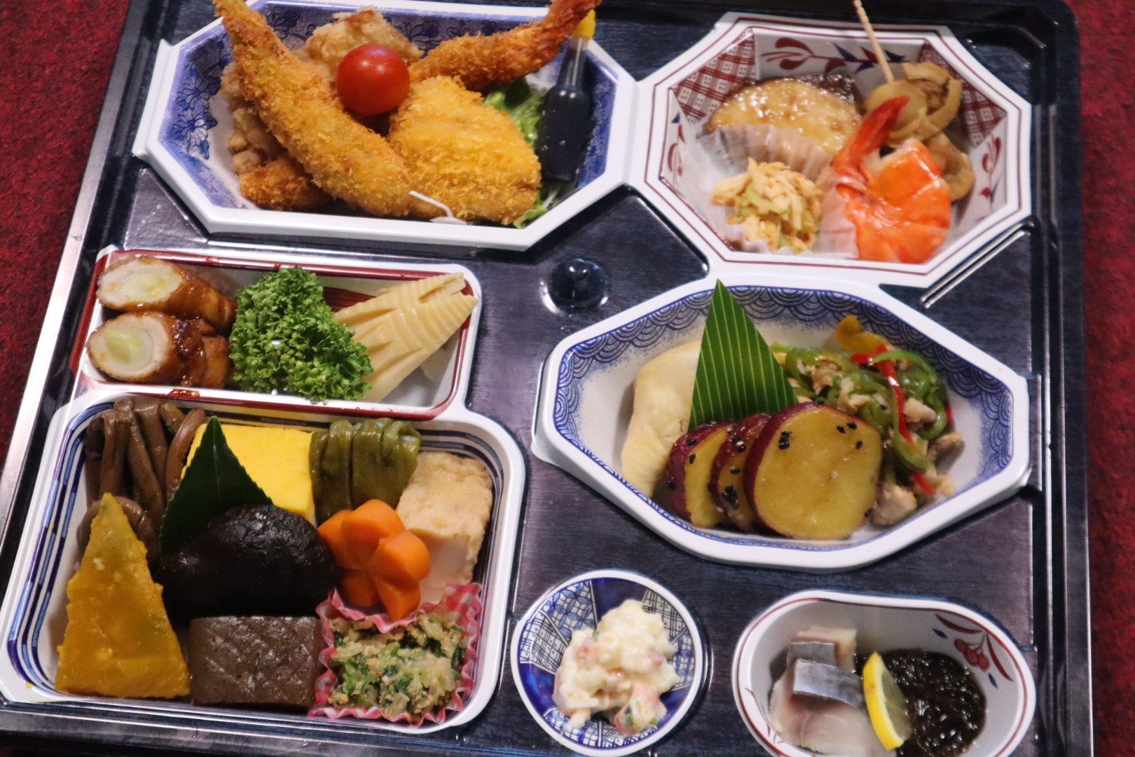 刺身、吸い物、赤飯が別につく豪華版です